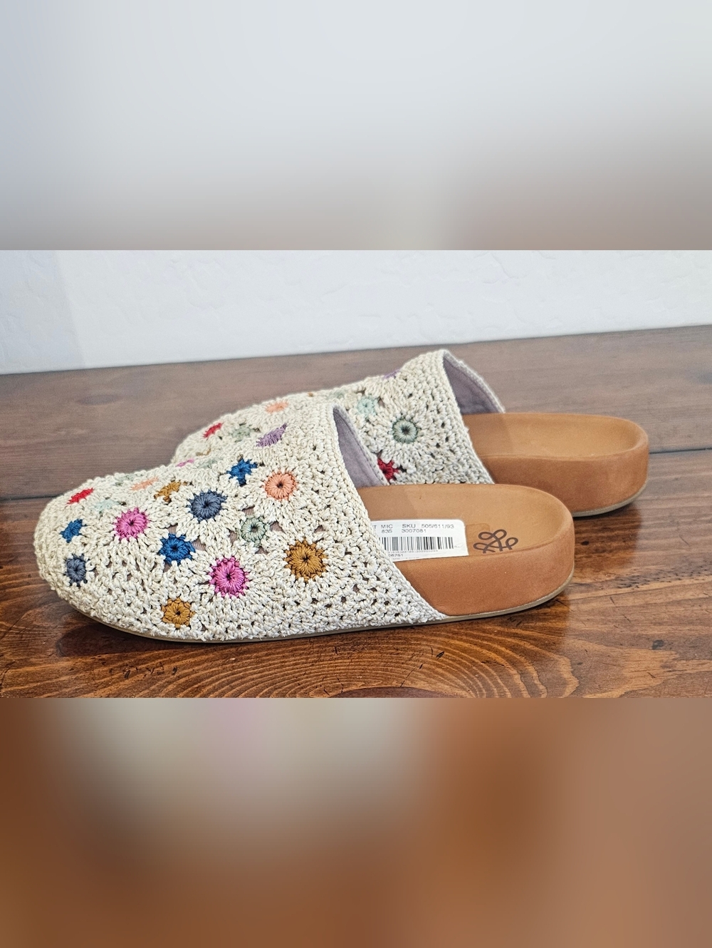 The Sak Cream Crochet Mules w/Multicolor Flower Embroidery Recycled Women's Sz 8 - Picture 3 of 10